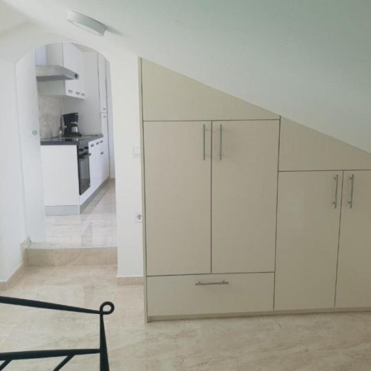 Пореч, дом с бассейном, 400 м2, сад 900 м2