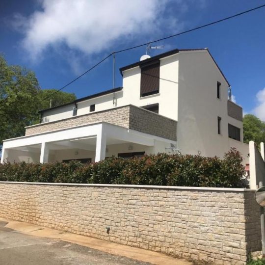 Пореч, дом с бассейном, 400 м2, сад 900 м2