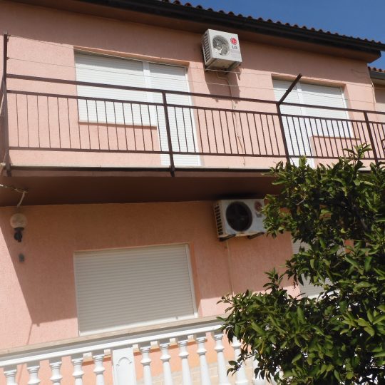 Kuća u Ližnjanu – kvalitetna gradnja za obiteljski život ili investiciju, s pogledom na more