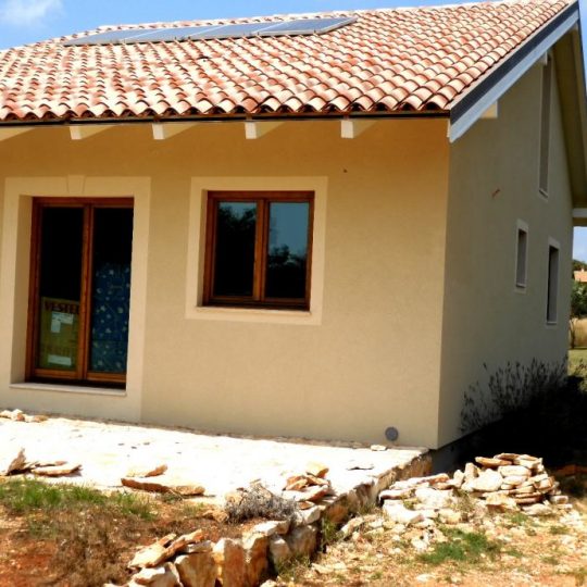 KUĆA ŠIKIĆI, ŠIŠAN, CCA 5 KM DO PULE, KUĆICA SA VRTOM I DVORIŠTEM
