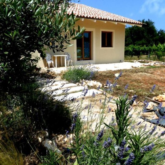 KUĆA ŠIKIĆI, ŠIŠAN, CCA 5 KM DO PULE, KUĆICA SA VRTOM I DVORIŠTEM