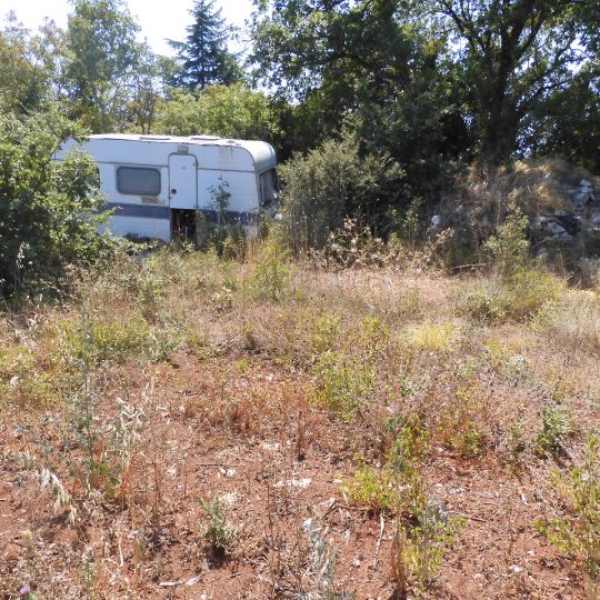 PEROJ, NEURBANIZIRANO, BLIZU PLAŽE