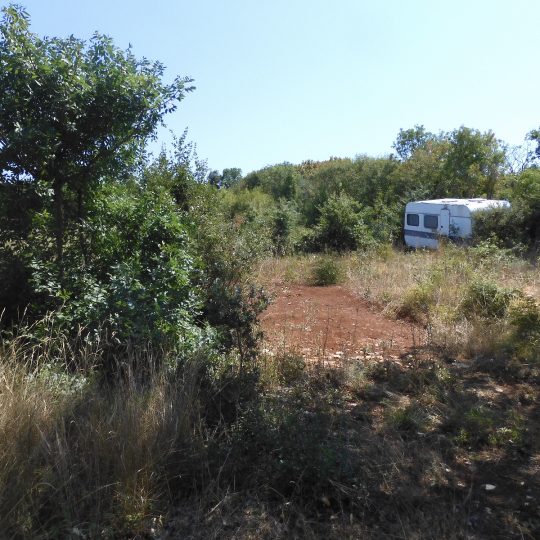 PEROJ, NEURBANIZIRANO, BLIZU PLAŽE