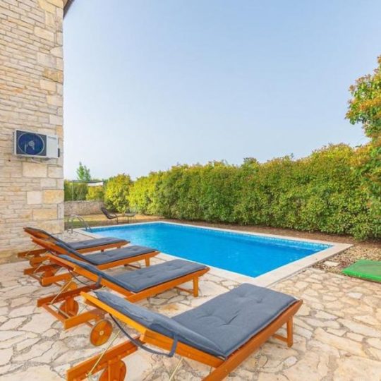 Rustic villa with pool, 4 bedrooms, sea view