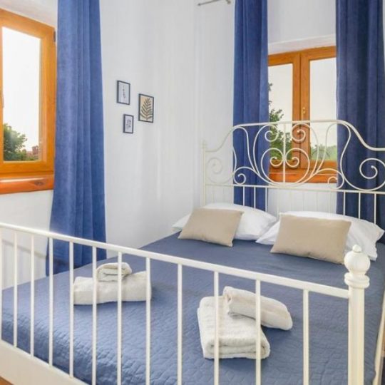 Rustic villa with pool, 4 bedrooms, sea view