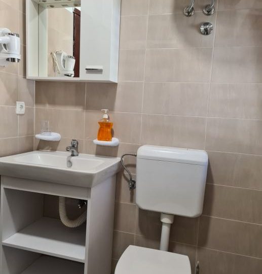 WOHNUNG PULA, VIER SCHLAFZIMMER, ZWEITER STOCK, IN DER NÄHE DER WIRTSCHAFTSSCHULE