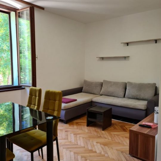 WOHNUNG PULA, VIER SCHLAFZIMMER, ZWEITER STOCK, IN DER NÄHE DER WIRTSCHAFTSSCHULE
