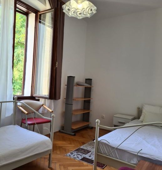 WOHNUNG PULA, VIER SCHLAFZIMMER, ZWEITER STOCK, IN DER NÄHE DER WIRTSCHAFTSSCHULE