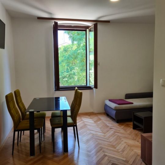 WOHNUNG PULA, VIER SCHLAFZIMMER, ZWEITER STOCK, IN DER NÄHE DER WIRTSCHAFTSSCHULE