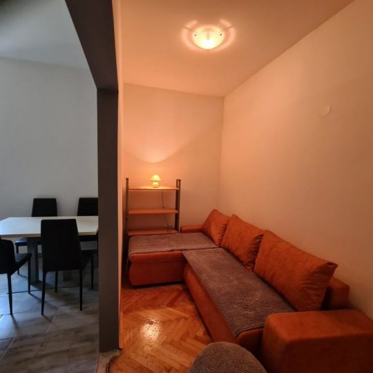 WOHNUNG PULA, VIER SCHLAFZIMMER, ZWEITER STOCK, IN DER NÄHE DER WIRTSCHAFTSSCHULE