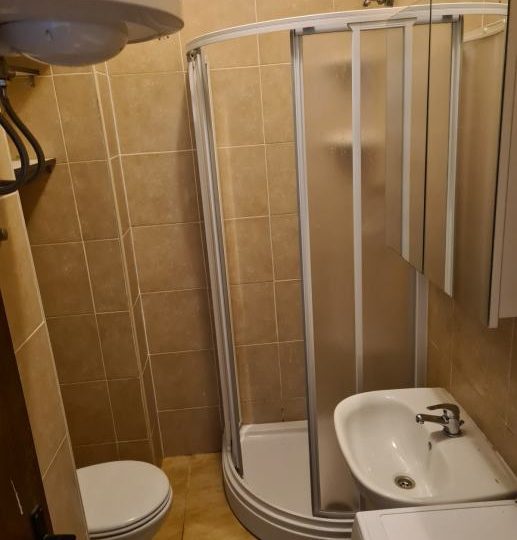 WOHNUNG PULA, VIER SCHLAFZIMMER, ZWEITER STOCK, IN DER NÄHE DER WIRTSCHAFTSSCHULE
