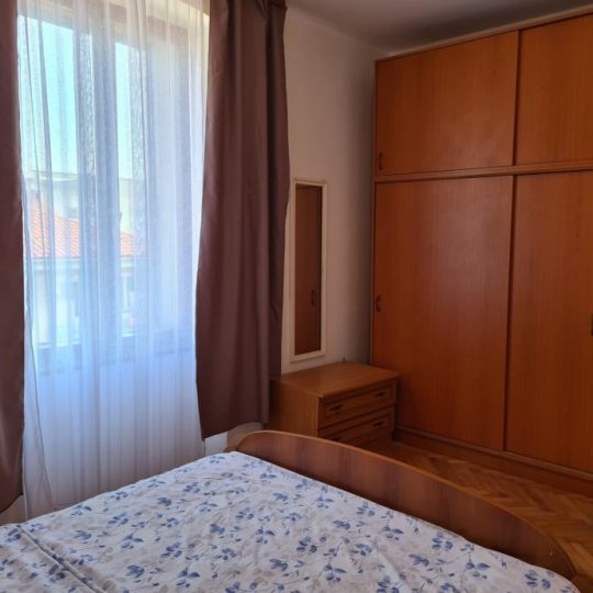 WOHNUNG PULA, VIER SCHLAFZIMMER, ZWEITER STOCK, IN DER NÄHE DER WIRTSCHAFTSSCHULE