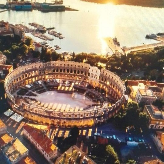 Apartment PULA, NAHE DER ARENA, ZWEI WOHNUNGEN, KLEINERE WOHNUNG MIT TERRASSE 36M2, BLICK AUF DIE ARENA, BLICK AUF DAS MEER
