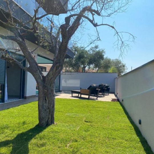 Luksuzna vila s bazenom i panoramskim pogledom na more