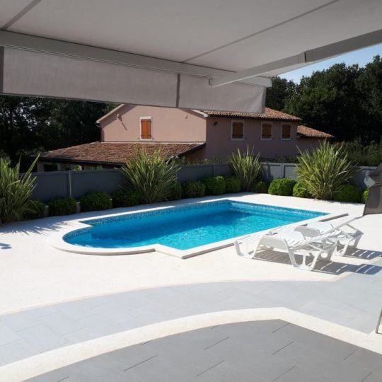 Okolica Banjola prekrasna villa sa bazenom 200m od plaže