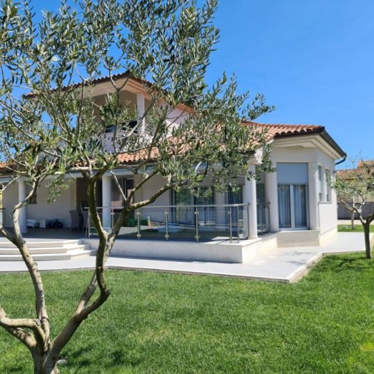 Okolica Banjola prekrasna villa sa bazenom 200m od plaže