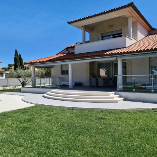 Okolica Banjola prekrasna villa sa bazenom 200m od plaže