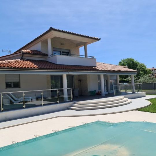 Okolica Banjola prekrasna villa sa bazenom 200m od plaže