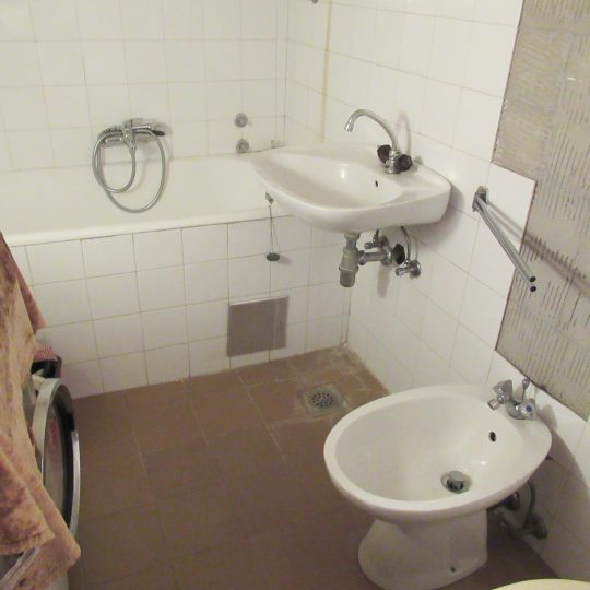 PULA, APARTMENT NEAR THE MARKET, OLDER NEW BUILDING