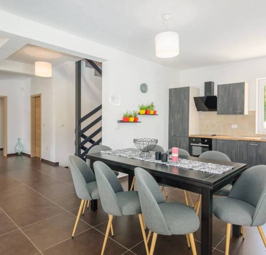 Žminj, OKOLICA VILLA SA BAZENOM,SAUNA, KONOBA, 300.00 m2