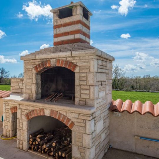 Luksuzna vila s grijanim bazenom i podnim grijanjem – savršen bijeg u okolici Marčane