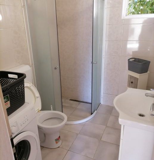 Dvije šarmantne kuće na prodaju u mirnom naselju – idealno za obitelj ili investiciju