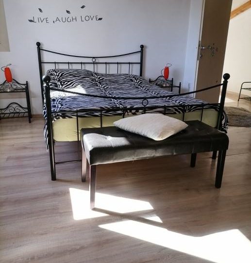 Dvije šarmantne kuće na prodaju u mirnom naselju – idealno za obitelj ili investiciju
