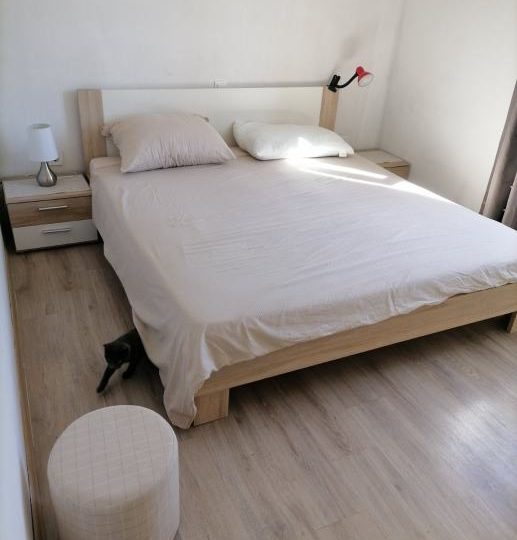 Dvije šarmantne kuće na prodaju u mirnom naselju – idealno za obitelj ili investiciju