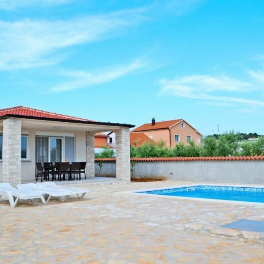Medulin,kamena kuća 80.00 m2 sa bazenom