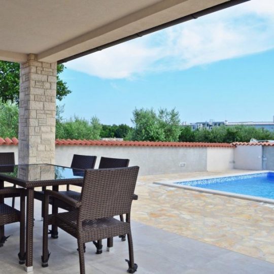 Medulin,kamena kuća 80.00 m2 sa bazenom