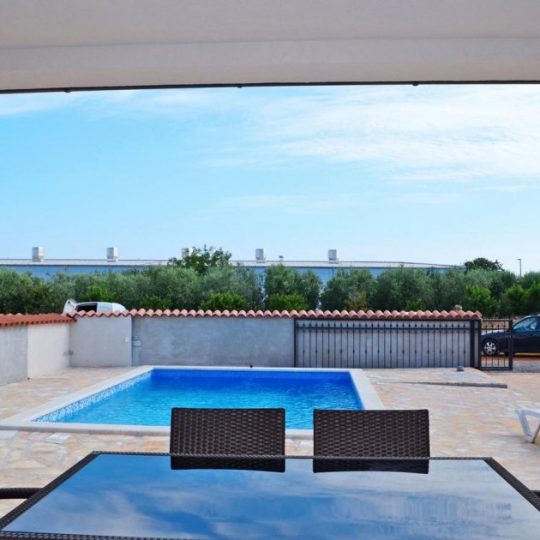 Medulin,kamena kuća 80.00 m2 sa bazenom