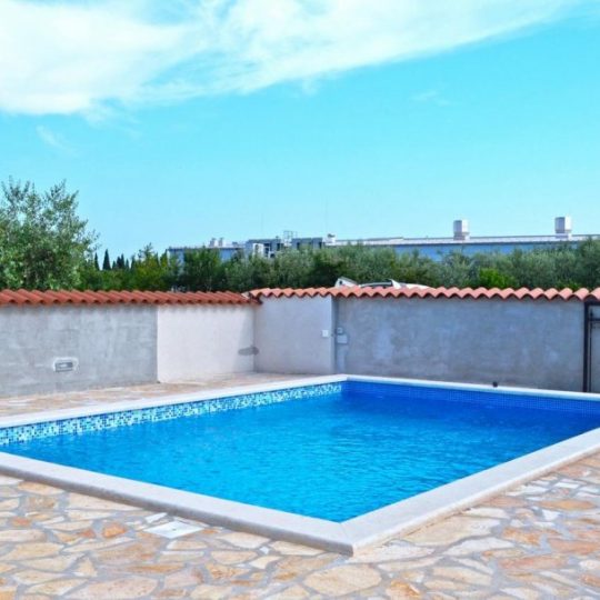 Medulin,kamena kuća 80.00 m2 sa bazenom