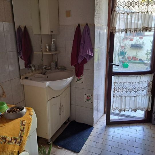 Part of a house of 80 m2 is for sale in the wider center of Pula