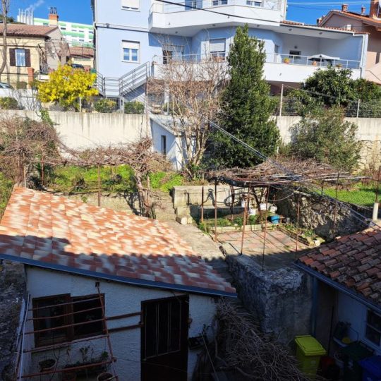 Part of a house of 80 m2 is for sale in the wider center of Pula