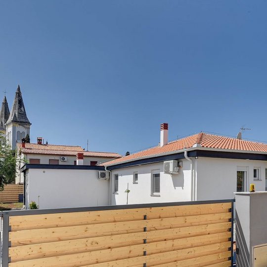 Modernes einstöckiges Haus im Zentrum von Medulin