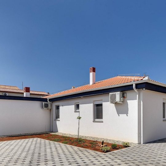 Modernes einstöckiges Haus im Zentrum von Medulin