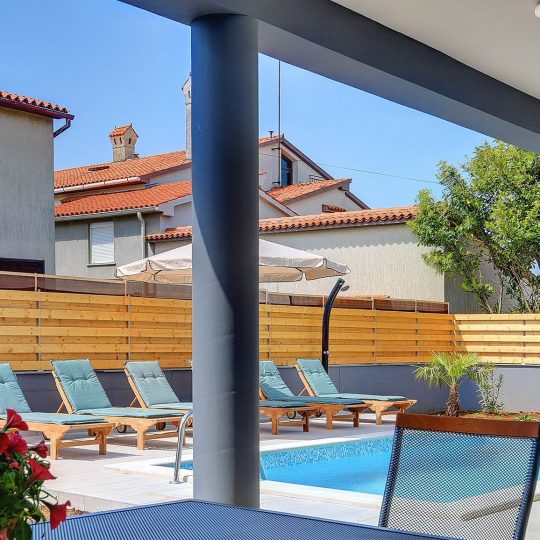 Modernes einstöckiges Haus im Zentrum von Medulin