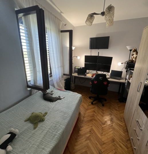 EIN HAUS MIT ZWEI WOHNUNGEN UND EINEM GROßEN GARTEN!!! (Verkauf)