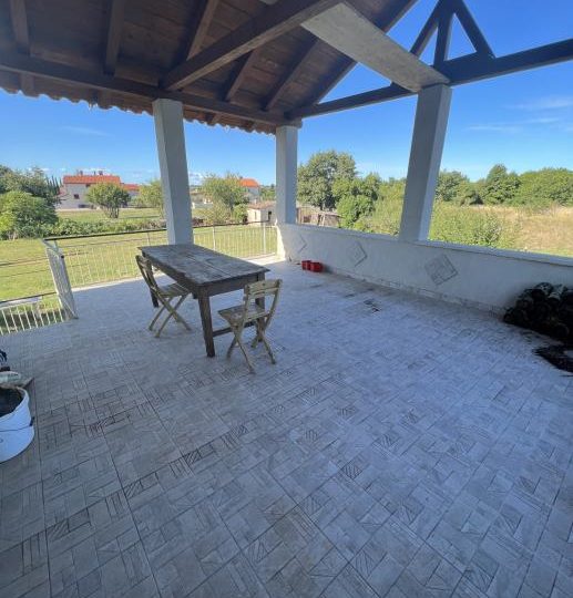 EIN HAUS MIT ZWEI WOHNUNGEN UND EINEM GROßEN GARTEN!!! (Verkauf)