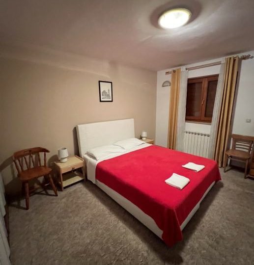 VILLA MIT VIER WOHNUNGEN ZU VERKAUFEN (Verkauf)