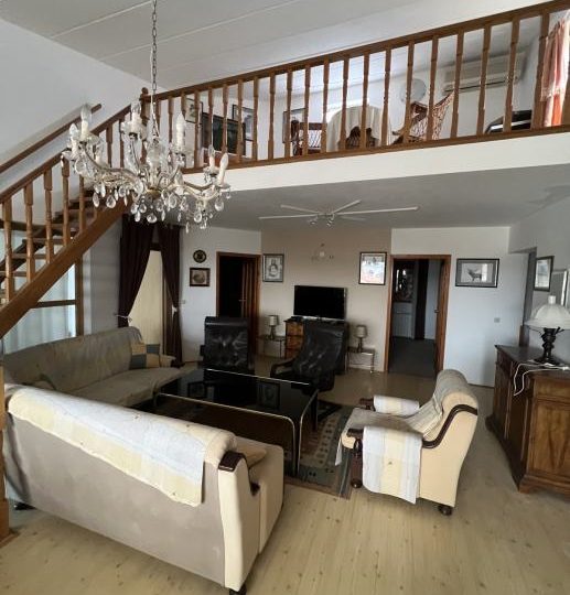 VILLA MIT VIER WOHNUNGEN ZU VERKAUFEN (Verkauf)