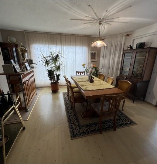 VILLA MIT VIER WOHNUNGEN ZU VERKAUFEN (Verkauf)