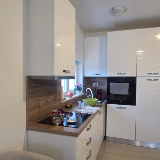 Veruda, dvosobni stan s vrtom i parkirnim mjestima – Top lokacija!