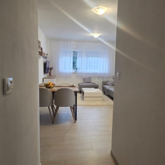 Veruda, dvosobni stan s vrtom i parkirnim mjestima – Top lokacija!