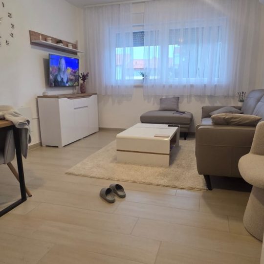 Veruda, dvosobni stan s vrtom i parkirnim mjestima – Top lokacija!