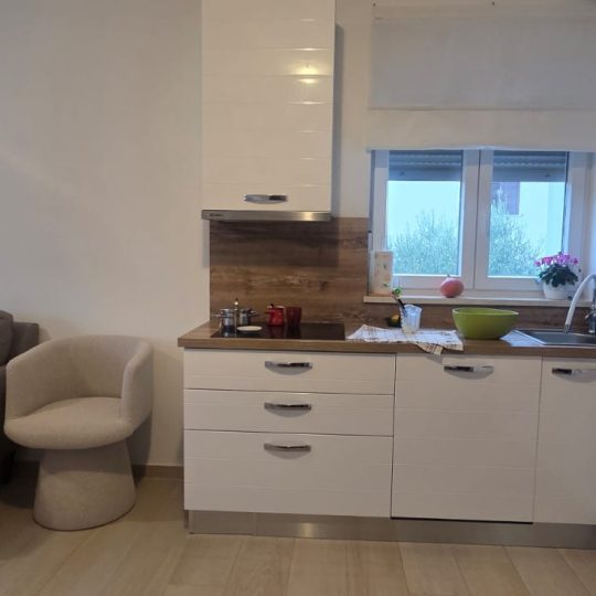 Veruda, dvosobni stan s vrtom i parkirnim mjestima – Top lokacija!