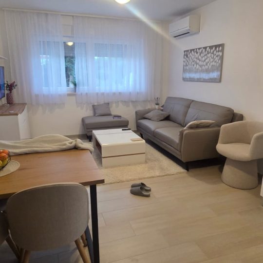 Veruda, dvosobni stan s vrtom i parkirnim mjestima – Top lokacija!