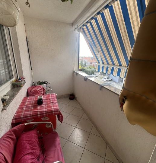 WOHNUNGSMÖGLICHKEIT IN ATTRAKTIVER LAGE!! (Hallen)