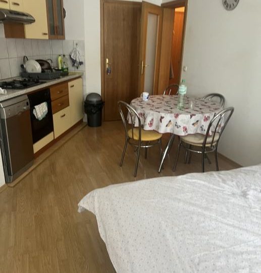 WOHNUNGSMÖGLICHKEIT IN ATTRAKTIVER LAGE!! (Hallen)