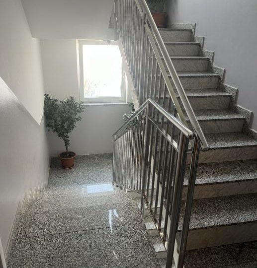 WOHNUNGSMÖGLICHKEIT IN ATTRAKTIVER LAGE!! (Hallen)
